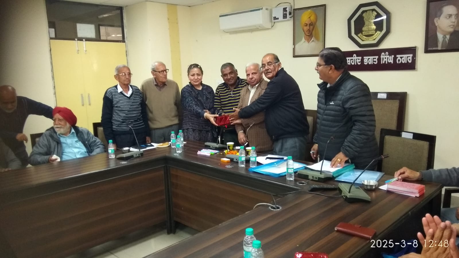 वरिष्ठ नागरिकों की बैठक में महत्वपूर्ण मुद्दों पर चर्चा हुई।